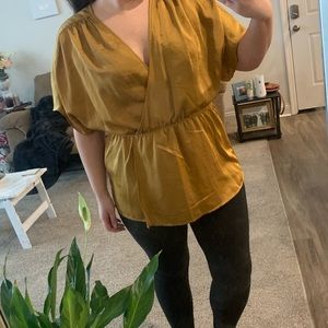 Gap gold top